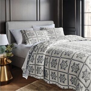 Threshold King Elegant Gray/White Snoflake Holiday Patterned Quilt Set